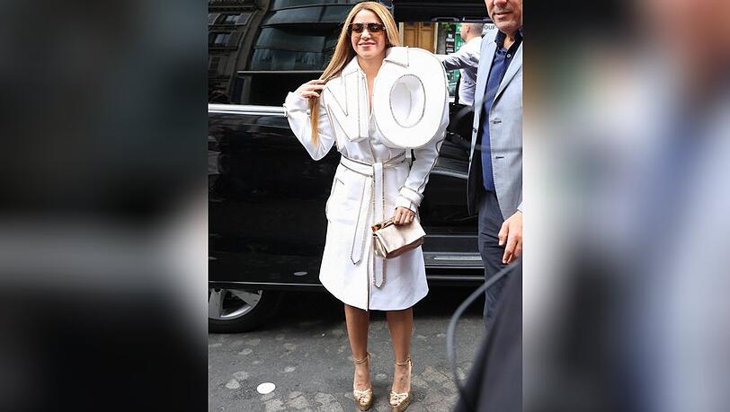 Shakira in einem Statement-Trenchcoat auf der Pariser Fashion Week.