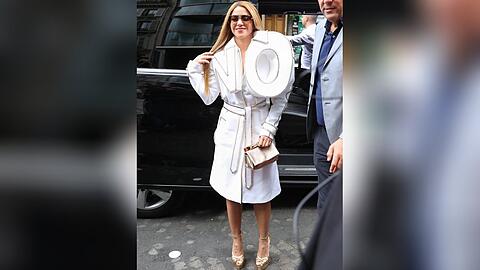 Shakira in einem Statement-Trenchcoat auf der Pariser Fashion Week.