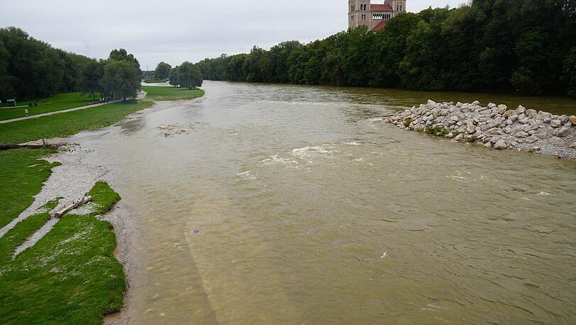 Die Isar ist noch trüb und die Fließgeschwindigkeit erhöht.
