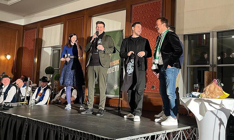 Gute Laune ob eines gelungenen Kabarettabends, dem Erl&ouml;s des Abends f&uuml;r das L&ouml;wen-NLZ und der starken 1860-Phase in der Liga: Claudia Pichler, Michael Altinger, Kevin Volland und Uf60-Vorstand Peter Lechner.