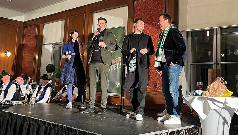 Gute Laune ob eines gelungenen Kabarettabends, dem Erl&ouml;s des Abends f&uuml;r das L&ouml;wen-NLZ und der starken 1860-Phase in der Liga: Claudia Pichler, Michael Altinger, Kevin Volland und Uf60-Vorstand Peter Lechner.