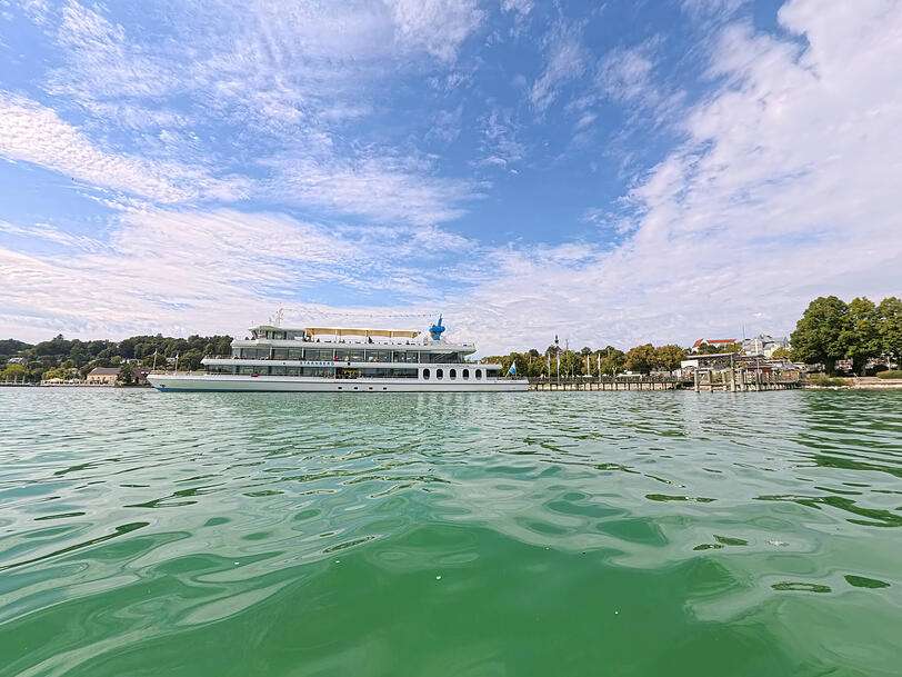 Die MS Starnberg am Anlegesteg in Starnberg.