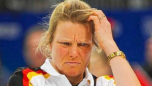 Der deutsche Miesepeter: Curling-Star Andrea Schöpp. Der deutsche Miesepeter: Curling-Star Andrea Schöpp.