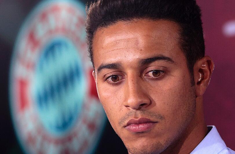 Der FC-Bayern-Neuzugang ist da: Thiago Alcántara bei seiner offiziellen Vorstellung am Dienstagnachmittag.