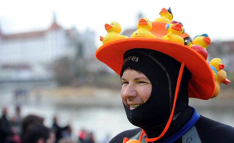 Mehr als 2000 Teilnehmer schwammen rund vier Kilometer bei Temperaturen um den Gefrierpunkt durch die Donau - die Bilder.
