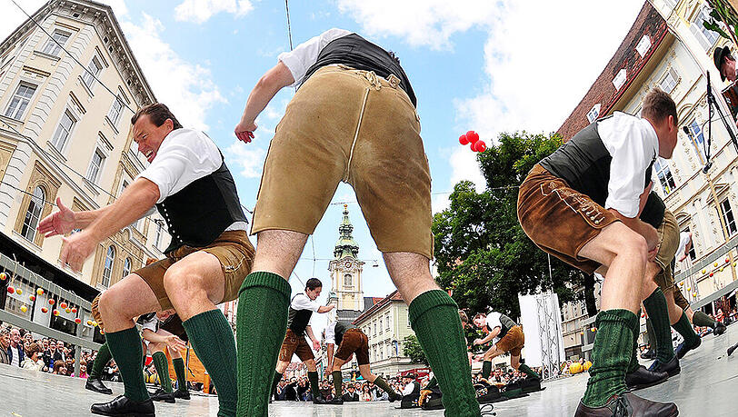Vom 3. bis 6. September 2015 findet auf dem Rindermarkt der erste steirische Herbstmarkt statt. Neben steirischen Schmankerln gibt's dann natürlich auch gute Unterhaltung! Vom 3. bis 6. September 2015 findet auf dem Rindermarkt der erste steirische Herbstmarkt statt. Neben steirischen Schmankerln gibt's dann natürlich auch gute Unterhaltung!