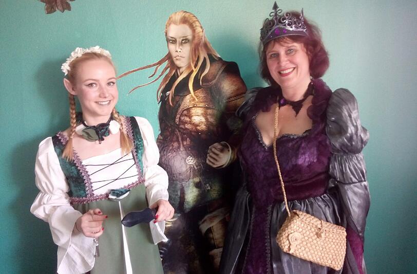 Heldenverlies-Betreiberin Tatjana Elbs (r.) mit Elfen-Mitarbeiterin Svenja.