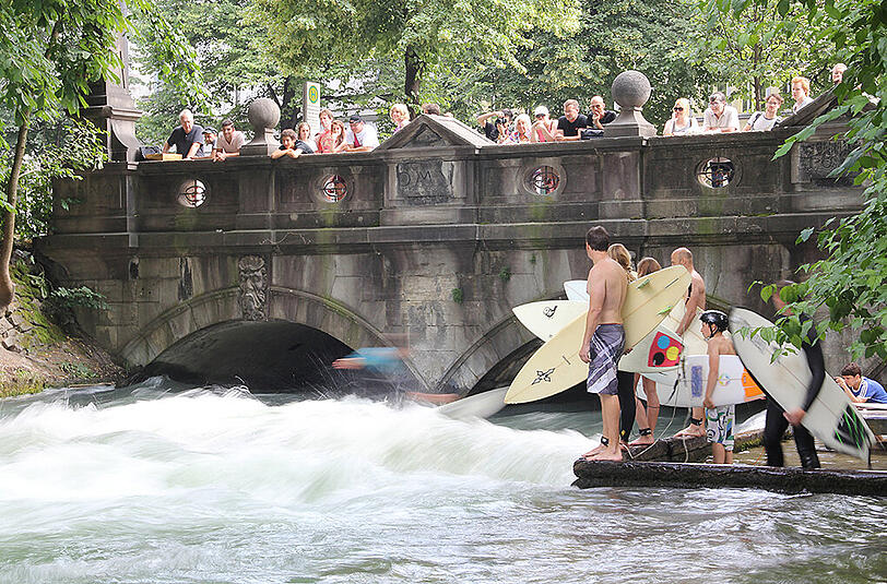 Typisch München: Surfer am Eisbach mit aufmerksamen Zuschauern auf der Brücke. Klicken Sie sich durch die weiteren Leserfotos von April.