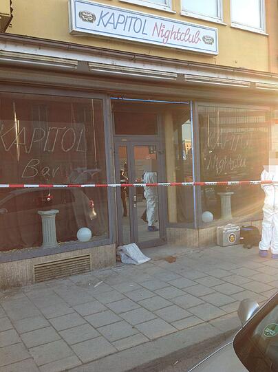 Polizeieinsatz in der Arnulfstraße: Ein Angestellter eines Nachtclubs findet am Dienstmorgen eine schwer verletzte Frau vor. Die Bilder von der Spurensicherung.