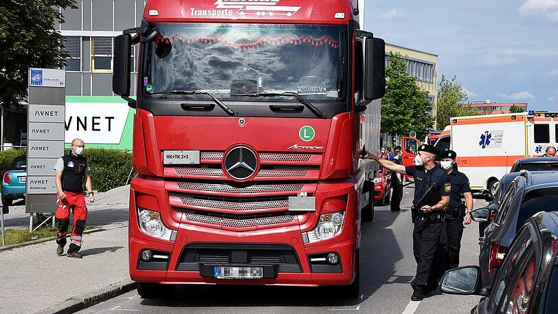 Schwerer Zusammenstoß zwischen Fahrrad und Lkw: Die 81-Jährige Radlerin starb noch an der Unfallstelle.