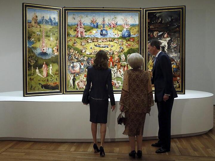 Spaniens Königin Letizia (l-r), die niederländische Prinzessin Beatrix und Spaniens König Felipe vor dem Tafelbild "Der Garten der Lüste" von Hieronymus Bosch 2016 im Prado.