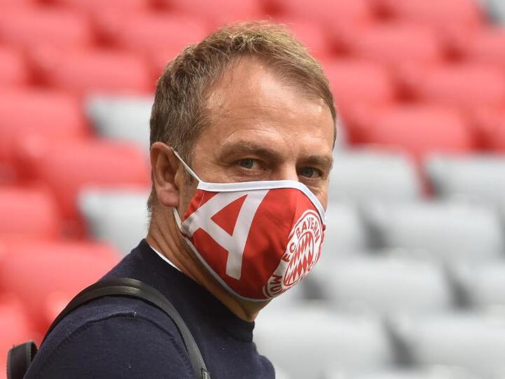 Hansi Flick, Trainer von München, trägt Mundschutzmaske vor dem Spiel. Foto: Christof Stache/AFP/Pool/dpa/Archivbild