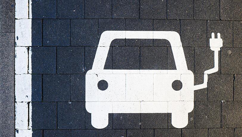 Ein Symbol markiert einen Parkplatz an einer Ladesäule für Elektroautos. Ein Symbol markiert einen Parkplatz an einer Ladesäule für Elektroautos.