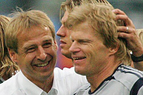 Oliver Kahn, der vor der Saison seine Karriere bendete, hat bedenken, ob der neue trainer Jürgen Klinsmann (l.) alles richtig macht.