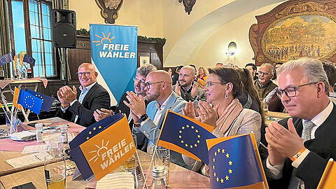 Die Spitzenpolitiker der Freien Wähler – darunter Digitalminister Fabian Mehring (3. v. l.) und Florian Streibl (r.) – klatschen im Augustiner Keller.