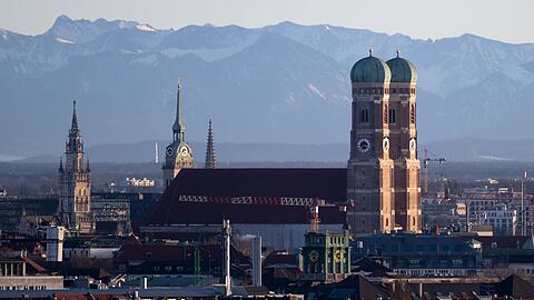 In der Münchner Frauenkirche soll das Mahnmal enthüllt werden. (Archivbild)