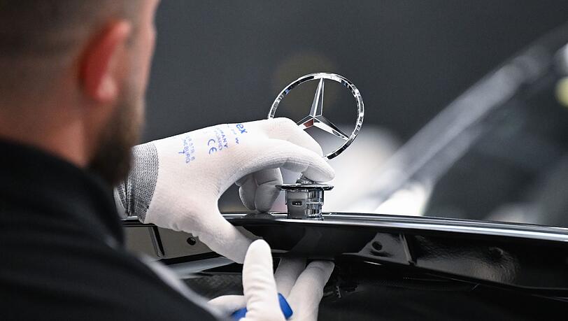 Mercedes-Benz hat im zweiten Quartal weniger Fahrzeuge verkauft. (Archivbild) Mercedes-Benz hat im zweiten Quartal weniger Fahrzeuge verkauft. (Archivbild)