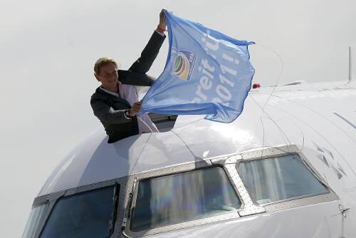 "Bereit für 2011": Melanie Behringer grüßt bei der Landung der Europameisterinnen in Frankfurt aus dem Flugzeug-Cockpit.