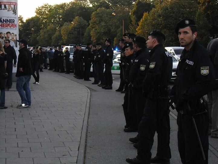 Polizei-Mauer: Die Beamten hatten das Derby im Griff
