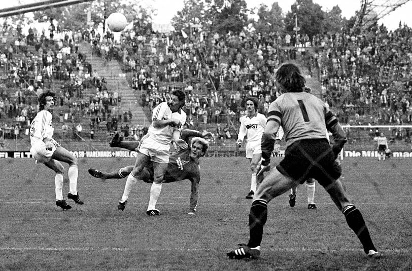 5. Karl-Heinz Rummenigge - erst zweimal jongliert, dann rein ins Glück am 18. Oktober 1980 gegen Bochum. Zum Tor des Jahres gewählt.