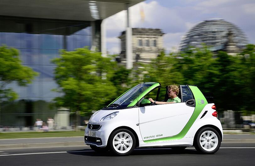 Smart Fortwo Cabrio: Das winzige Frischluftmodell der Daimler-Marke kostet mindestens 13 985 Euro und ist damit der Preisbrecher unter den Autos mit Verdeck.