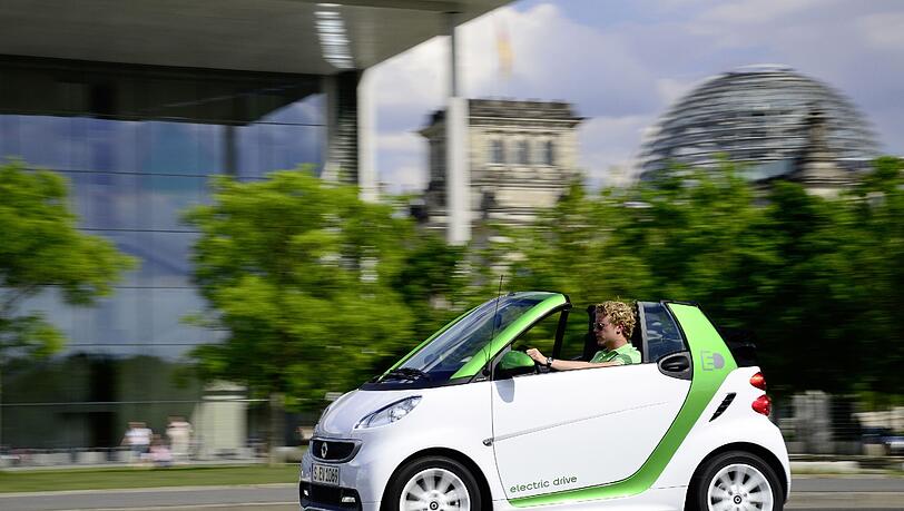 Smart Fortwo Cabrio: Das winzige Frischluftmodell der Daimler-Marke kostet mindestens 13 985 Euro und ist damit der Preisbrecher unter den Autos mit Verdeck. Smart Fortwo Cabrio: Das winzige Frischluftmodell der Daimler-Marke kostet mindestens 13 985 Euro und ist damit der Preisbrecher unter den Autos mit Verdeck.
