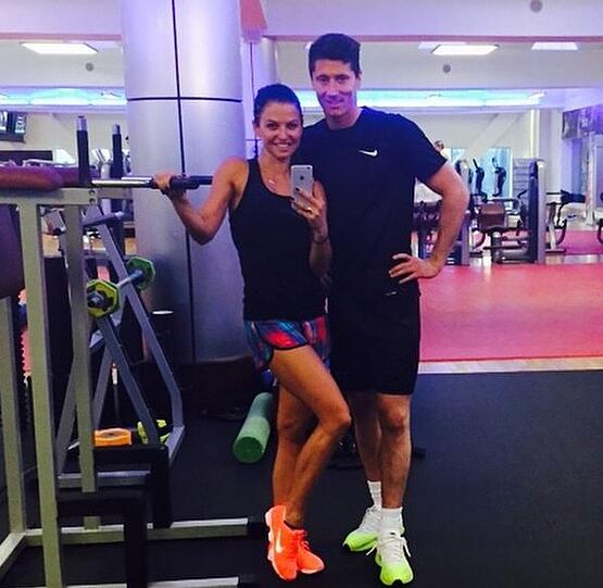 Robert Lewandowskis Frau Anna setzt bei ihrem Fitness-Programm auf Gerätetraining im Fitnessstudio - gerne auch mit ihrem Mann zusammen.