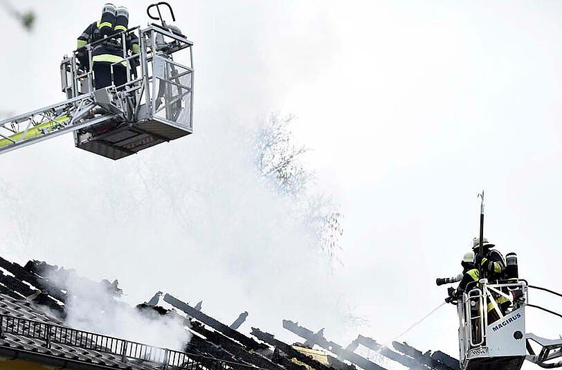 Feuer in einem Rosenheimer Mehrfamilienhaus. Die Bilder vom dramatischen Einsatz.