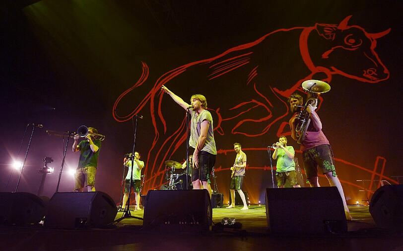 Zehn Jahre LaBrassBanda: Beim Jubiläumskonzert heizen die Heißblutmusiker dem Publikum in der Münchner Olympiahalle ein.