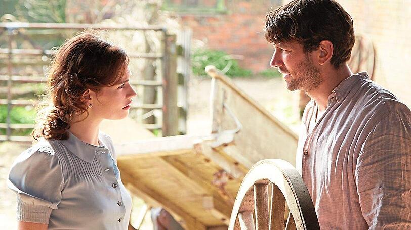 Journalistin Juliet (Lily James) trifft Dawsey Adams (Michiel Huisman) .