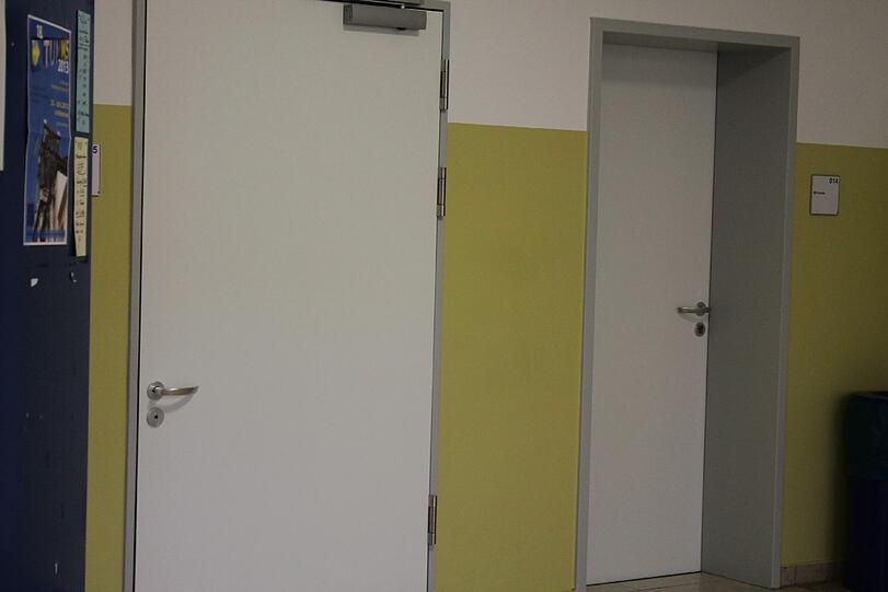 Modern saniert: die Toiletten und die Behindertentoilette.