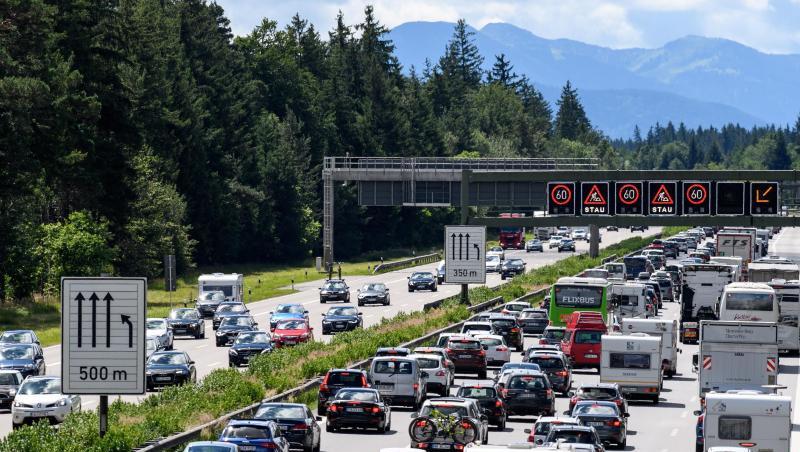 Dichter Verkehr schiebt sich während der Sommerferien über die Autobahn 8 in Fahrtrichtung Salzburg und Brenner-Autobahn. Dichter Verkehr schiebt sich während der Sommerferien über die Autobahn 8 in Fahrtrichtung Salzburg und Brenner-Autobahn.
