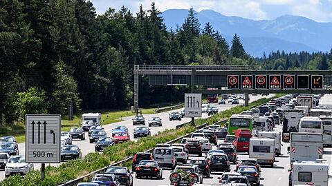Dichter Verkehr schiebt sich während der Sommerferien über die Autobahn 8 in Fahrtrichtung Salzburg und Brenner-Autobahn.