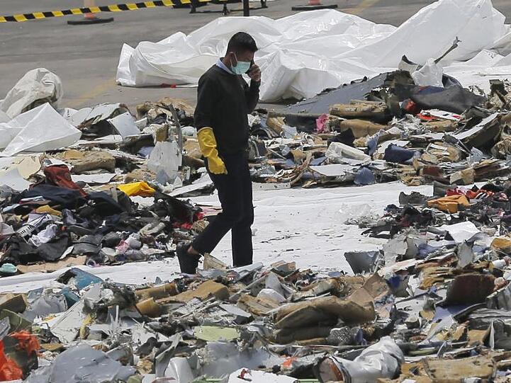 Ein Ermittler inmitten von Trümmern der Boeing 737 Max von Lion Air.