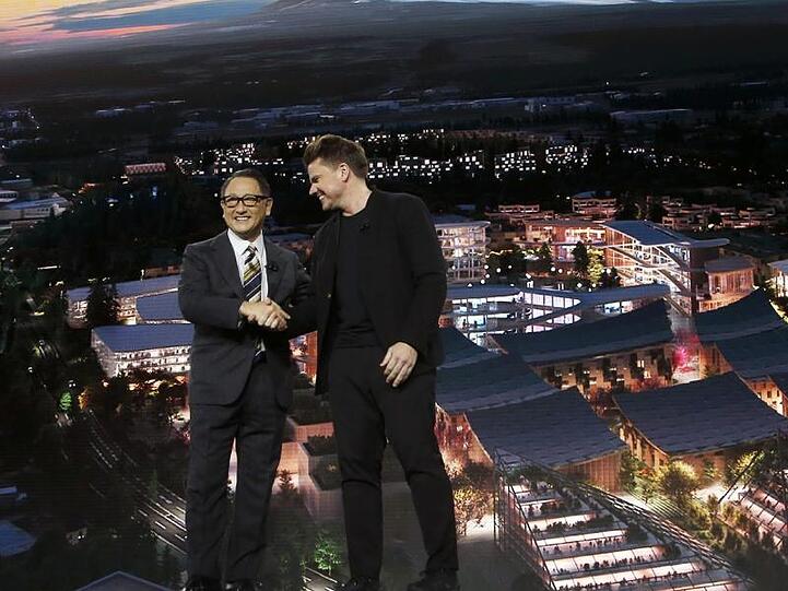 Toyota-Chef Akio Toyoda zusammmen mit dem dänischen Architekten Bjarke Ingels auf der Technik-Messe CES.