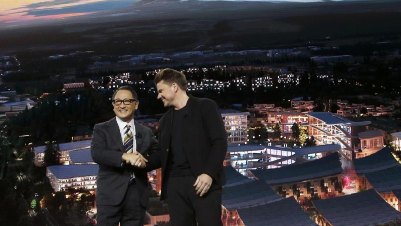 Toyota-Chef Akio Toyoda zusammmen mit dem dänischen Architekten Bjarke Ingels auf der Technik-Messe CES. Toyota-Chef Akio Toyoda zusammmen mit dem dänischen Architekten Bjarke Ingels auf der Technik-Messe CES.