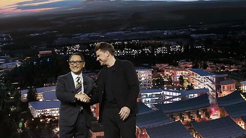 Toyota-Chef Akio Toyoda zusammmen mit dem dänischen Architekten Bjarke Ingels auf der Technik-Messe CES.