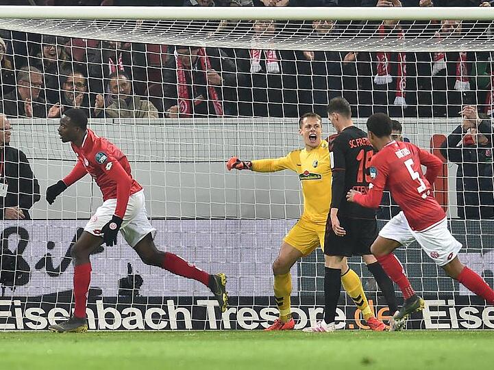 Die Mainzer siegen im Freitagsspiel mit 5:0 über den SC Freiburg.