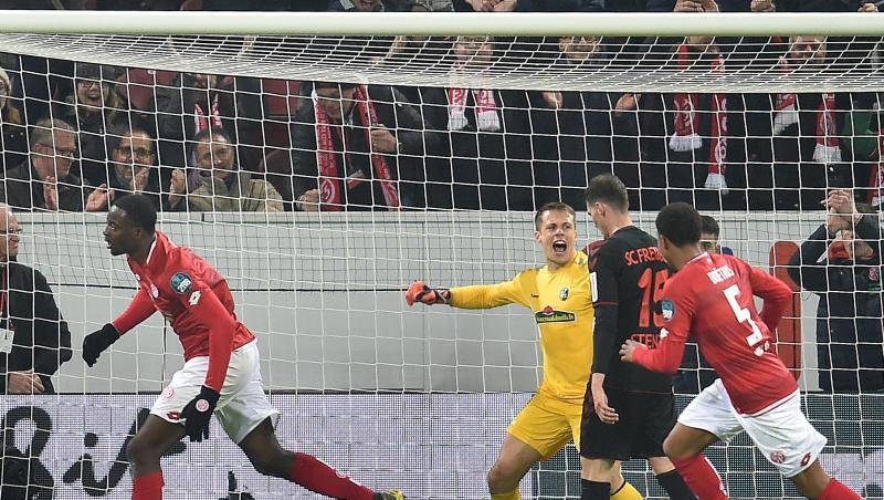 Die Mainzer siegen im Freitagsspiel mit 5:0 über den SC Freiburg. Die Mainzer siegen im Freitagsspiel mit 5:0 über den SC Freiburg.