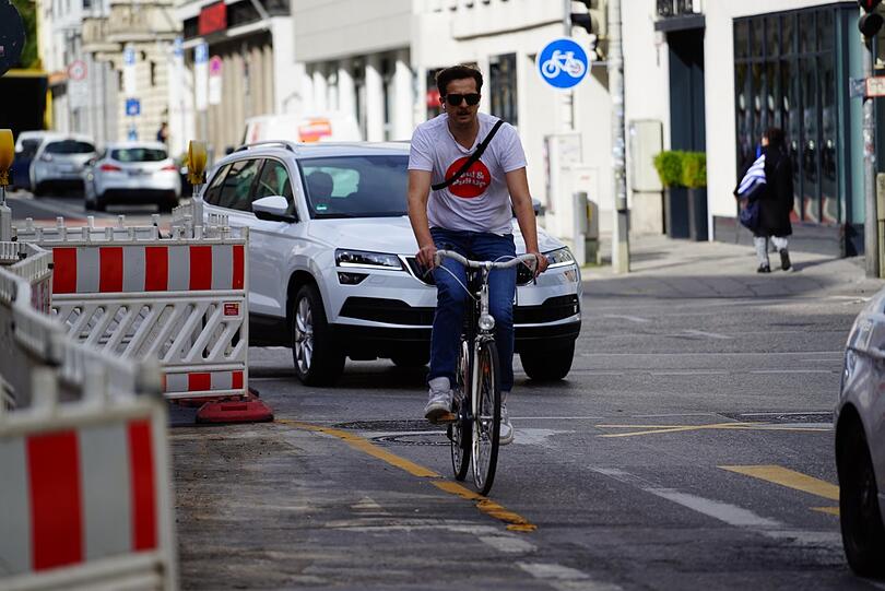 Baustelle ist auch an der Schwanthalerstraße, Ecke Schillerstraße.