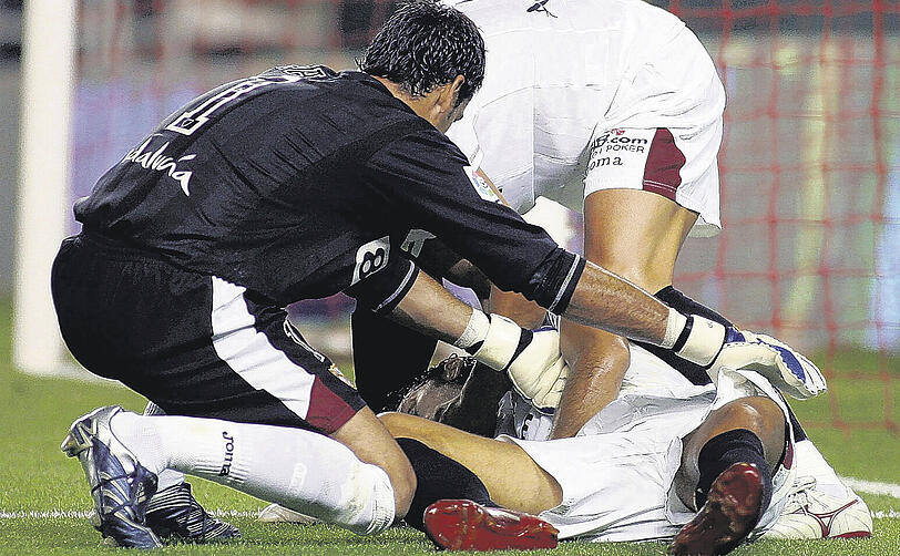 Jede Hilfe kam zu spät: Sevillas Antonio Puerta (22) verstirbt beim Spiel gegen Getafe an Herzversagen.