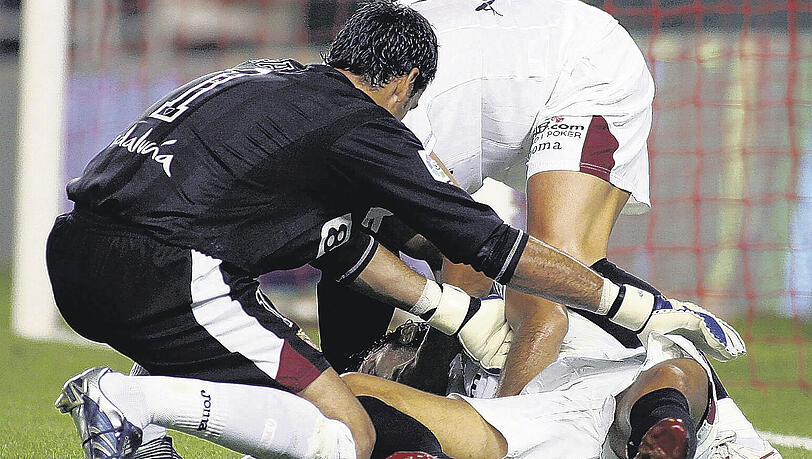 Jede Hilfe kam zu spät: Sevillas Antonio Puerta (22) verstirbt beim Spiel gegen Getafe an Herzversagen. Jede Hilfe kam zu spät: Sevillas Antonio Puerta (22) verstirbt beim Spiel gegen Getafe an Herzversagen.