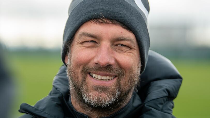 FCA-Trainer Markus Weinzierl lacht nach dem ersten nicht-öffentlichen Mannschaftstraining des FC Augsburg auf dem Trainigsgelände an der WWK-Arena.