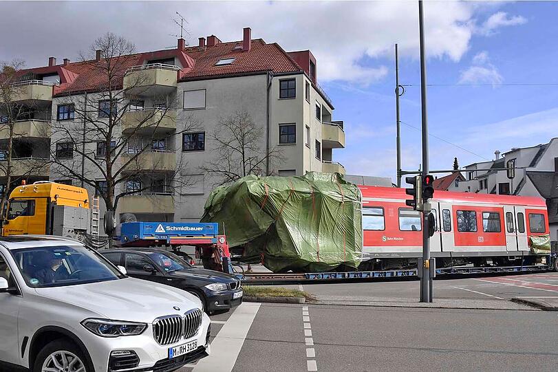 Am Samstag ist das Wrack des südlichen Triebkopfes auf einen Spezial-Tieflader verladen und über die B 11 und durch München zur Firma Schmidbauer nach Gräfelfing transportiert worden.