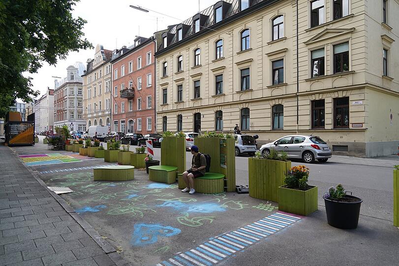 Ziemlich verwaist: Die verkehrsberuhigte Schießstättstraße im Westend.