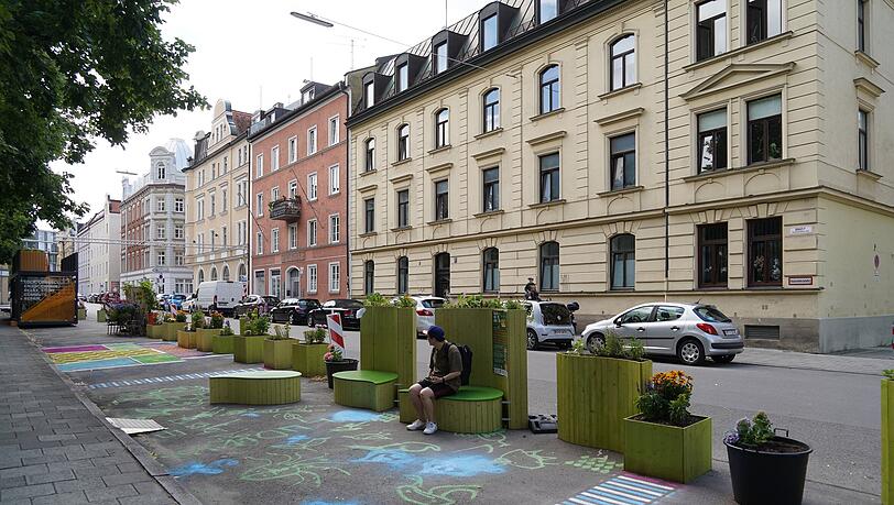 Ziemlich verwaist: Die verkehrsberuhigte Schießstättstraße im Westend. Ziemlich verwaist: Die verkehrsberuhigte Schießstättstraße im Westend.
