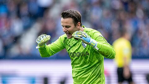 Bochums Torwart Manuel Riemann ärgert sich über seinen Patzer nach dem Gegentor zum 0:4.