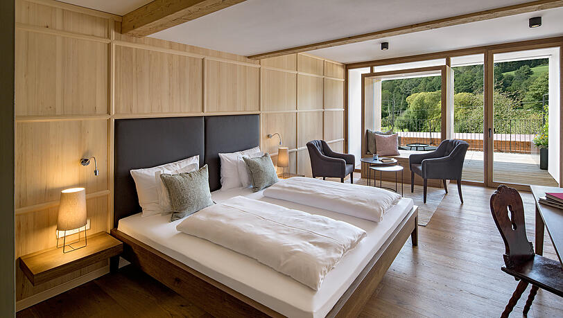 Die Premium-Zimmer sind wunderbar individuell und dank der großen Glasfront hell und lichtdurchflutet. Die Premium-Zimmer sind wunderbar individuell und dank der großen Glasfront hell und lichtdurchflutet.