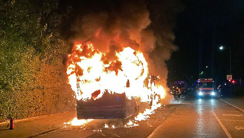 Der Busfahrer hatte selbst versucht, das Feuer zu löschen – ohne Erfolg.