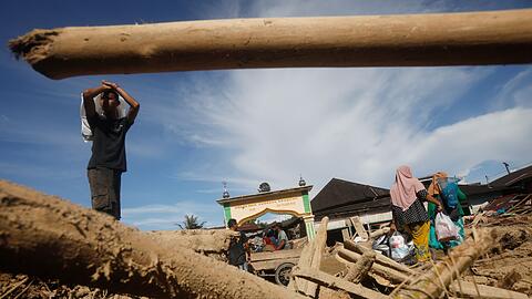 Viele Häuser und Brücken auf Sumatra sind zerstört.